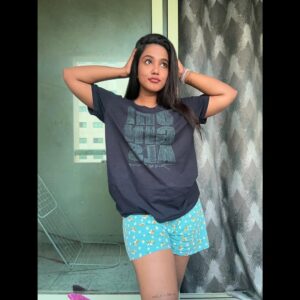 Madhu Meetha Instagram - Casual clicks 🥱#picture #picoftheday #cute #love #dubai #dubailife