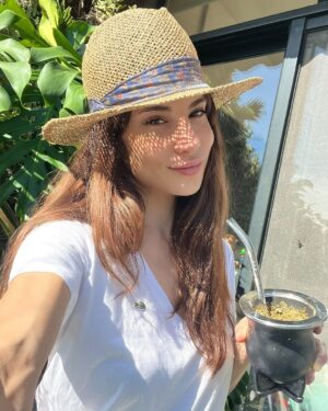 Magui Bravi Instagram - Mis dias ….. 

La adaptación al jardín maternal entre ediciones y filmaciones de pelis . 

1 a 6 Nosotros🩵 . Un uniforme, unas pestañas, mate nuevo , mamitis aguda , una corbata , un sombrero, una campera . 

7- CONSUMO 🎬EN POST 
8- HOT LINE 🎬 EN POST 
9 - LEGION 🎬 on set