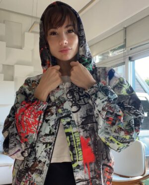 Magui Bravi Instagram - Mis dias ….. 

La adaptación al jardín maternal entre ediciones y filmaciones de pelis . 

1 a 6 Nosotros🩵 . Un uniforme, unas pestañas, mate nuevo , mamitis aguda , una corbata , un sombrero, una campera . 

7- CONSUMO 🎬EN POST 
8- HOT LINE 🎬 EN POST 
9 - LEGION 🎬 on set