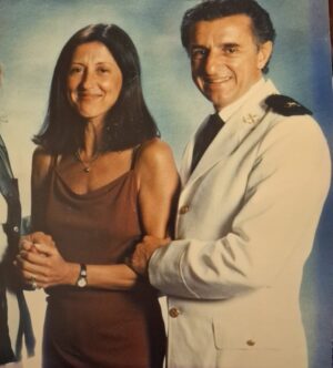 Malena Pichot Instagram - A finales de los 90s mis viejos fueron a un crucero. Había una noche que se llamaba “La noche del capitán” en la que se hacía una cena formal, elegante sport ponele. Mi viejo se llevó un traje falso y se hizo pasar por el capitán. La gente le pedía fotos. Misteriosamente el verdadero capitán nunca apareció esa noche. En la foto mi vieja está tentada.