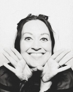 Mamrie Hart Instagram - Oh collagen? I simply hear the call o’ gin! 🏁 Made cocktails and new friends at the Supper Club for @createcultivate ✨ First time behind a bar in a decade. Honestly? It felt right.  And now I’m rightly in bed before midnight.