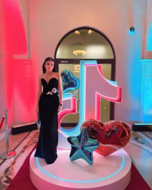 Mariam Hussein Instagram - TikTok awards 🎗️🏆🥇

Dress : @adamaris.official
Glam : @rivalsalon