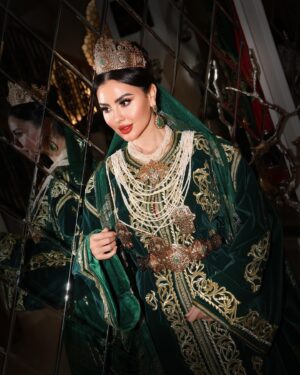 Mariam Hussein Instagram - "ليلة الحنة في المغرب، تقليد عزيز يحتفل به كل عام في ليلة 27. كانت فرصة مميزة لي أن أحتفل بتجهيز الحناء لابنتي، مشاركًا معها سعادتها. استمتعنا بحفل مغربي رائع، بأجواء جميلة وقفطان مغربي تقليدي. 💖✨#قفطان_النطع 🌿 #ليلة_الحنة #تقليد_مغربي #عائلة"

Special thanks for @hassna_designs 
Thank you best band @abdol3issawi_03
📸@shadi.taghlibi
Glam @laurancebeautysalon