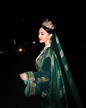 Mariam Hussein Instagram - "ليلة الحنة في المغرب، تقليد عزيز يحتفل به كل عام في ليلة 27. كانت فرصة مميزة لي أن أحتفل بتجهيز الحناء لابنتي، مشاركًا معها سعادتها. استمتعنا بحفل مغربي رائع، بأجواء جميلة وقفطان مغربي تقليدي. 💖✨#قفطان_النطع 🌿 #ليلة_الحنة #تقليد_مغربي #عائلة"

Special thanks for @hassna_designs 
Thank you best band @abdol3issawi_03
📸@shadi.taghlibi
Glam @laurancebeautysalon
