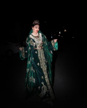 Mariam Hussein Instagram - "ليلة الحنة في المغرب، تقليد عزيز يحتفل به كل عام في ليلة 27. كانت فرصة مميزة لي أن أحتفل بتجهيز الحناء لابنتي، مشاركًا معها سعادتها. استمتعنا بحفل مغربي رائع، بأجواء جميلة وقفطان مغربي تقليدي. 💖✨#قفطان_النطع 🌿 #ليلة_الحنة #تقليد_مغربي #عائلة"

Special thanks for @hassna_designs 
Thank you best band @abdol3issawi_03
📸@shadi.taghlibi
Glam @laurancebeautysalon