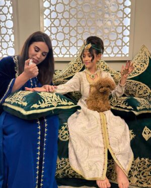 Mariam Hussein Instagram - "ليلة الحنة في المغرب، تقليد عزيز يحتفل به كل عام في ليلة 27. كانت فرصة مميزة لي أن أحتفل بتجهيز الحناء لابنتي، مشاركًا معها سعادتها. استمتعنا بحفل مغربي رائع، بأجواء جميلة وقفطان مغربي تقليدي. 💖✨#قفطان_النطع 🌿 #ليلة_الحنة #تقليد_مغربي #عائلة"

Special thanks for @hassna_designs 
Thank you best band @abdol3issawi_03
📸@shadi.taghlibi
Glam @laurancebeautysalon