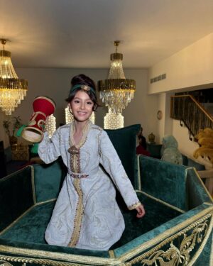 Mariam Hussein Instagram - "ليلة الحنة في المغرب، تقليد عزيز يحتفل به كل عام في ليلة 27. كانت فرصة مميزة لي أن أحتفل بتجهيز الحناء لابنتي، مشاركًا معها سعادتها. استمتعنا بحفل مغربي رائع، بأجواء جميلة وقفطان مغربي تقليدي. 💖✨#قفطان_النطع 🌿 #ليلة_الحنة #تقليد_مغربي #عائلة"

Special thanks for @hassna_designs 
Thank you best band @abdol3issawi_03
📸@shadi.taghlibi
Glam @laurancebeautysalon