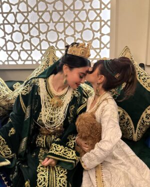Mariam Hussein Instagram - "ليلة الحنة في المغرب، تقليد عزيز يحتفل به كل عام في ليلة 27. كانت فرصة مميزة لي أن أحتفل بتجهيز الحناء لابنتي، مشاركًا معها سعادتها. استمتعنا بحفل مغربي رائع، بأجواء جميلة وقفطان مغربي تقليدي. 💖✨#قفطان_النطع 🌿 #ليلة_الحنة #تقليد_مغربي #عائلة"

Special thanks for @hassna_designs 
Thank you best band @abdol3issawi_03
📸@shadi.taghlibi
Glam @laurancebeautysalon