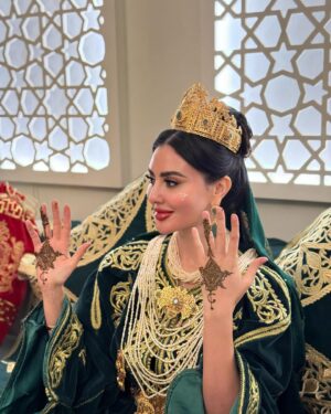 Mariam Hussein Instagram - "ليلة الحنة في المغرب، تقليد عزيز يحتفل به كل عام في ليلة 27. كانت فرصة مميزة لي أن أحتفل بتجهيز الحناء لابنتي، مشاركًا معها سعادتها. استمتعنا بحفل مغربي رائع، بأجواء جميلة وقفطان مغربي تقليدي. 💖✨#قفطان_النطع 🌿 #ليلة_الحنة #تقليد_مغربي #عائلة"

Special thanks for @hassna_designs 
Thank you best band @abdol3issawi_03
📸@shadi.taghlibi
Glam @laurancebeautysalon