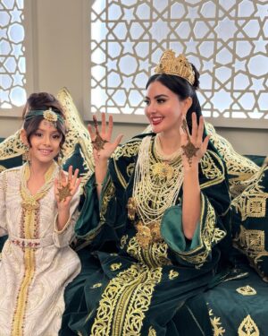 Mariam Hussein Instagram - "ليلة الحنة في المغرب، تقليد عزيز يحتفل به كل عام في ليلة 27. كانت فرصة مميزة لي أن أحتفل بتجهيز الحناء لابنتي، مشاركًا معها سعادتها. استمتعنا بحفل مغربي رائع، بأجواء جميلة وقفطان مغربي تقليدي. 💖✨#قفطان_النطع 🌿 #ليلة_الحنة #تقليد_مغربي #عائلة"

Special thanks for @hassna_designs 
Thank you best band @abdol3issawi_03
📸@shadi.taghlibi
Glam @laurancebeautysalon