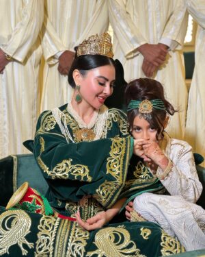 Mariam Hussein Instagram - "ليلة الحنة في المغرب، تقليد عزيز يحتفل به كل عام في ليلة 27. كانت فرصة مميزة لي أن أحتفل بتجهيز الحناء لابنتي، مشاركًا معها سعادتها. استمتعنا بحفل مغربي رائع، بأجواء جميلة وقفطان مغربي تقليدي. 💖✨#قفطان_النطع 🌿 #ليلة_الحنة #تقليد_مغربي #عائلة"

Special thanks for @hassna_designs 
Thank you best band @abdol3issawi_03
📸@shadi.taghlibi
Glam @laurancebeautysalon