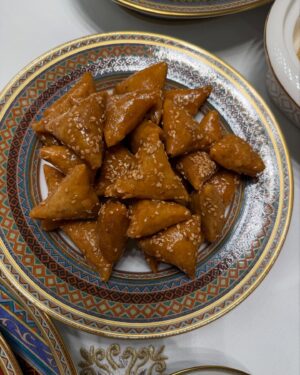 Mariam Hussein Instagram - "ليلة الحنة في المغرب، تقليد عزيز يحتفل به كل عام في ليلة 27. كانت فرصة مميزة لي أن أحتفل بتجهيز الحناء لابنتي، مشاركًا معها سعادتها. استمتعنا بحفل مغربي رائع، بأجواء جميلة وقفطان مغربي تقليدي. 💖✨#قفطان_النطع 🌿 #ليلة_الحنة #تقليد_مغربي #عائلة"

Special thanks for @hassna_designs 
Thank you best band @abdol3issawi_03
📸@shadi.taghlibi
Glam @laurancebeautysalon