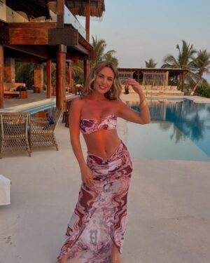 Mariana Torres Instagram - Este look …. Y este lugar 💫