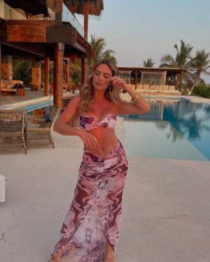 Mariana Torres Instagram - Este look …. Y este lugar 💫