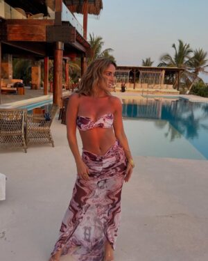 Mariana Torres Instagram - Este look …. Y este lugar 💫