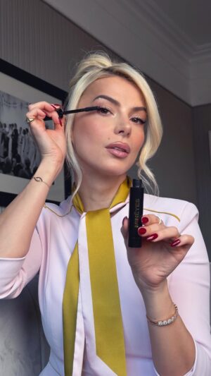 Marina Vjollca Instagram - Our new mascara is finally out and I could NOT wait to show you! MINËYES is unbelievably black, ultra volumizing and super lengthening… and all of this with just one single coat🖤
I’m so excited to see all your looks with this, Minë Girls. Go ahead and seduce yourselves first!
Xoxo Marina

Order MINËYES now on mineyourbeauty.com and get free shipping 📦

#MINË #minëbeauty #minëmakeup
