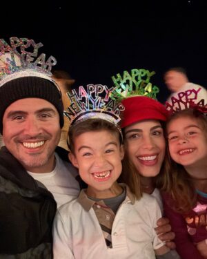 Marjorie Magri Instagram - Since 2012….. cuántos caminos recorridos, aprendizajes, sonrisas, lágrimas, desafíos, logros, fracasos, … a veces el camino no ha sido fácil, hoy se entiende la diferencia entre amar y estar enamorado… siempre de la mano de Papá Dios… nuestra familia siempre será primero, segundo y tercero❤️

10 años de casados y 13 caminando juntos… seguimos contando 💜🐸💜

Te amo @longolozada