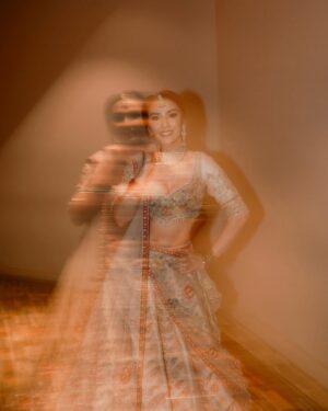 Masayu Anastasia Instagram - Daripada cuma dengerin cerita orang, mending dateng dan nonton yuk! 
Ayo, ajak teman, saudara, tetangga, gebetan, pacar, keluarga, semuanya dateng ke bioskop dan nonton film Melukis Harapan di Langit India! Siap-siap dibuat terpesona, tertawa, dan terharu. Jangan sampai ketinggalan!

#FilmMHLI #MHLI
#melukisharapandilangitindia 

💄: @gintingsmakeup 
👗: @leroshboutique 
📸 : @andrwphotos @andrwidi
