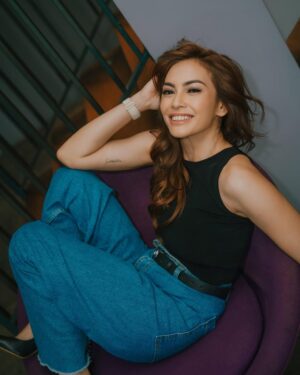 Masayu Anastasia Instagram - malem mingguuuuu… 
ngacunggg yg lagi mlm mingguan sm pasangan 😜🥰

mblo.. sabar ya mblo 😔
•
💄 : @gintingsmakeup 
📸 : @andrwphotos @andrwidi
