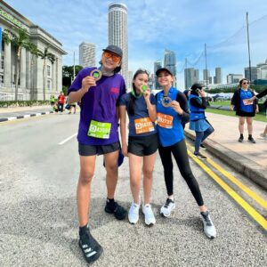 Masayu Anastasia Instagram - iseng iseng tadi pagi olahraga di sekitaran dukuh atas sambil cari sate kikil ..🏃🏻‍♀️🏃🏻‍♂️‍➡️🏃🏻‍♀️‍➡️

#scsm2024 
#familyfinisher 
@sgmarathon