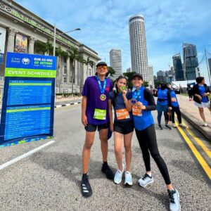Masayu Anastasia Instagram - iseng iseng tadi pagi olahraga di sekitaran dukuh atas sambil cari sate kikil ..🏃🏻‍♀️🏃🏻‍♂️‍➡️🏃🏻‍♀️‍➡️

#scsm2024 
#familyfinisher 
@sgmarathon