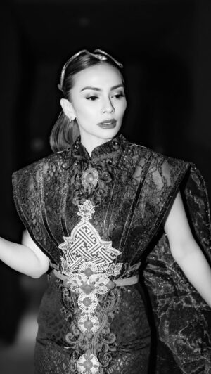 Masayu Anastasia Instagram - Selamat Ceces @masayuanastasia untuk film @pakutanahjawa Gala Premier 🎬🍿 Keren 🫶🏻 

@masayuanastasia @pakutanahjawa 

Fashion Stylist: doleytobing 
Make Up: @gintingsmakeup 
Hair Do: @opick_hairstylist 
Fashion Designer: @ekotjandra @olanyebyekotjandra_indonesia 
Custom Accessories: @leciel.design @jalikabyleciel 
Nail Artist: @gwella.id 
Shoes: @langkahbylinalee 
Management: beehaveentertainment ronny_irawan

Temen temen Jangan lupa nonton PAKU TANAH JAWA mulai tanggal 6 Juni 2024 di seluruh bioskop!!!
#pakutanahjawa