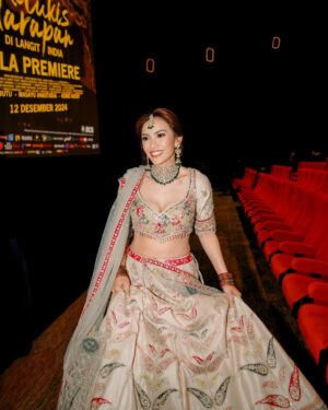 Masayu Anastasia Instagram - Daripada cuma dengerin cerita orang, mending dateng dan nonton yuk! 
Ayo, ajak teman, saudara, tetangga, gebetan, pacar, keluarga, semuanya dateng ke bioskop dan nonton film Melukis Harapan di Langit India! Siap-siap dibuat terpesona, tertawa, dan terharu. Jangan sampai ketinggalan!

#FilmMHLI #MHLI
#melukisharapandilangitindia 

💄: @gintingsmakeup 
👗: @leroshboutique 
📸 : @andrwphotos @andrwidi