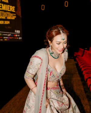 Masayu Anastasia Instagram - Daripada cuma dengerin cerita orang, mending dateng dan nonton yuk! 
Ayo, ajak teman, saudara, tetangga, gebetan, pacar, keluarga, semuanya dateng ke bioskop dan nonton film Melukis Harapan di Langit India! Siap-siap dibuat terpesona, tertawa, dan terharu. Jangan sampai ketinggalan!

#FilmMHLI #MHLI
#melukisharapandilangitindia 

💄: @gintingsmakeup 
👗: @leroshboutique 
📸 : @andrwphotos @andrwidi