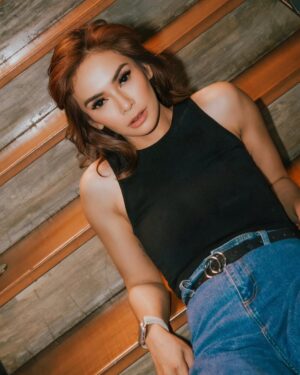 Masayu Anastasia Instagram - OMG ! it’s weekend awready 🫢🫢
have a great weekend y’all ❤️
•

💄: @gintingsmakeup 
📸 : @andrwphotos @andrwidi