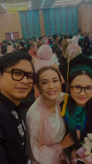 Masayu Anastasia Instagram - dream big , work hard ..conGRADS samarra !!🖤🖤🖤

#class2024
#graduationday 
#juniorhighschool
