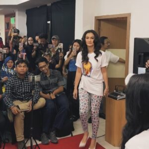 Masayu Anastasia Instagram - MELUKIS HARAPAN DI LANGIT INDIA 
12 Desember 2024 di Bioskop kesayangan anda .
 #mhli @melukis.harapan 

Harapan apa yg ingin terkabul di penghujung tahun ini ??? 
Tulis di kolom Komentar dong 🫶🏼