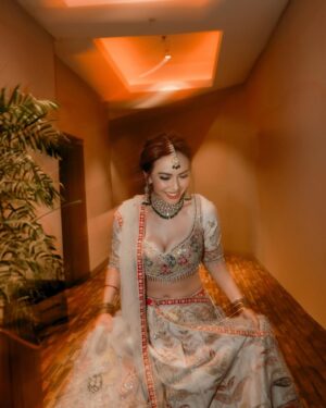 Masayu Anastasia Instagram - Daripada cuma dengerin cerita orang, mending dateng dan nonton yuk! 
Ayo, ajak teman, saudara, tetangga, gebetan, pacar, keluarga, semuanya dateng ke bioskop dan nonton film Melukis Harapan di Langit India! Siap-siap dibuat terpesona, tertawa, dan terharu. Jangan sampai ketinggalan!

#FilmMHLI #MHLI
#melukisharapandilangitindia 

💄: @gintingsmakeup 
👗: @leroshboutique 
📸 : @andrwphotos @andrwidi