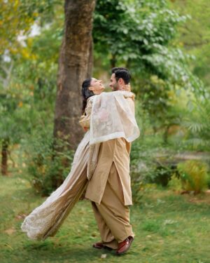 Mawra Hocane Instagram - The ‘ very married ‘ eid ✨🤍🥲🌙 Alhumdulillah 

#mawraameerhogayi 

میری حسین عید ✨
@haseensofficial 

#MeriHaseenEid #HaseensOfficial

💄 @yasmiinekhn 
📸 @omgmoods