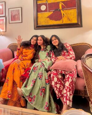 Mawra Hocane Instagram - Chand mubarakkkkkk 🌙✨✨✨
Twinning with my MIL 
Vibing with my SIL
Surrounded by friends and family, couldn’t get a picture with everyone but I looove all of u soooo much ♥️♥️♥️♥️♥️♥️♥️ 

Have a beautiful Eid you all!!!!!! X