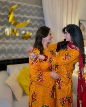 Mawra Hocane Instagram - Chand mubarakkkkkk 🌙✨✨✨
Twinning with my MIL 
Vibing with my SIL
Surrounded by friends and family, couldn’t get a picture with everyone but I looove all of u soooo much ♥️♥️♥️♥️♥️♥️♥️ 

Have a beautiful Eid you all!!!!!! X