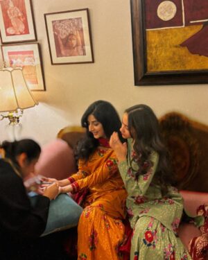 Mawra Hocane Instagram - Chand mubarakkkkkk 🌙✨✨✨
Twinning with my MIL 
Vibing with my SIL
Surrounded by friends and family, couldn’t get a picture with everyone but I looove all of u soooo much ♥️♥️♥️♥️♥️♥️♥️ 

Have a beautiful Eid you all!!!!!! X