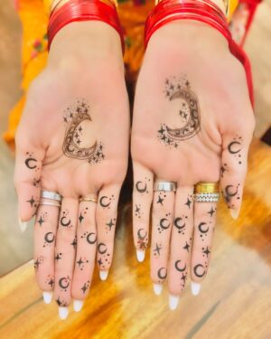Mawra Hocane Instagram - Chand mubarakkkkkk 🌙✨✨✨
Twinning with my MIL 
Vibing with my SIL
Surrounded by friends and family, couldn’t get a picture with everyone but I looove all of u soooo much ♥️♥️♥️♥️♥️♥️♥️ 

Have a beautiful Eid you all!!!!!! X