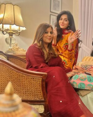 Mawra Hocane Instagram - Chand mubarakkkkkk 🌙✨✨✨
Twinning with my MIL 
Vibing with my SIL
Surrounded by friends and family, couldn’t get a picture with everyone but I looove all of u soooo much ♥️♥️♥️♥️♥️♥️♥️ 

Have a beautiful Eid you all!!!!!! X