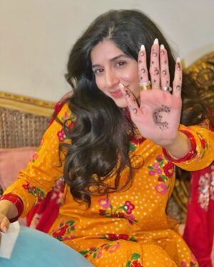 Mawra Hocane Instagram - Chand mubarakkkkkk 🌙✨✨✨
Twinning with my MIL 
Vibing with my SIL
Surrounded by friends and family, couldn’t get a picture with everyone but I looove all of u soooo much ♥️♥️♥️♥️♥️♥️♥️ 

Have a beautiful Eid you all!!!!!! X