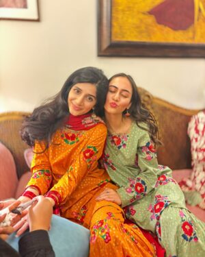 Mawra Hocane Instagram - Chand mubarakkkkkk 🌙✨✨✨
Twinning with my MIL 
Vibing with my SIL
Surrounded by friends and family, couldn’t get a picture with everyone but I looove all of u soooo much ♥️♥️♥️♥️♥️♥️♥️ 

Have a beautiful Eid you all!!!!!! X