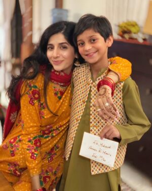 Mawra Hocane Instagram - Chand mubarakkkkkk 🌙✨✨✨
Twinning with my MIL 
Vibing with my SIL
Surrounded by friends and family, couldn’t get a picture with everyone but I looove all of u soooo much ♥️♥️♥️♥️♥️♥️♥️ 

Have a beautiful Eid you all!!!!!! X