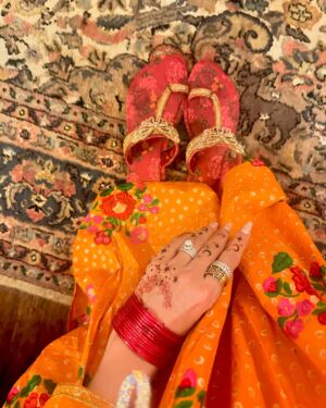 Mawra Hocane Instagram - Chand mubarakkkkkk 🌙✨✨✨
Twinning with my MIL 
Vibing with my SIL
Surrounded by friends and family, couldn’t get a picture with everyone but I looove all of u soooo much ♥️♥️♥️♥️♥️♥️♥️ 

Have a beautiful Eid you all!!!!!! X