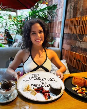 Mayella Lloclla Instagram - Cada cumpleaños 🎈 es un viaje en el tiempo, un álbum de recuerdos que me recuerda lo afortunada que soy. Desde las risas de mi infancia hasta las celebraciones de hoy, cada año es un regalo 🎁 . Agradezco a mi familia, mi roca y mi refugio, por cada abrazo y cada sonrisa. Agradezco la salud, el motor que me impulsa a vivir cada día con plenitud. Y a todas esas almas que se han cruzado en mi camino, gracias por las lecciones, por los momentos compartidos, por ser parte de mi historia.