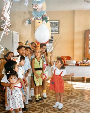 Mayella Lloclla Instagram - Cada cumpleaños 🎈 es un viaje en el tiempo, un álbum de recuerdos que me recuerda lo afortunada que soy. Desde las risas de mi infancia hasta las celebraciones de hoy, cada año es un regalo 🎁 . Agradezco a mi familia, mi roca y mi refugio, por cada abrazo y cada sonrisa. Agradezco la salud, el motor que me impulsa a vivir cada día con plenitud. Y a todas esas almas que se han cruzado en mi camino, gracias por las lecciones, por los momentos compartidos, por ser parte de mi historia.