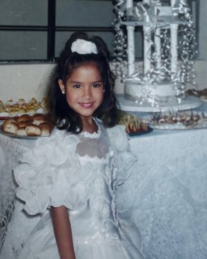 Mayella Lloclla Instagram - Cada cumpleaños 🎈 es un viaje en el tiempo, un álbum de recuerdos que me recuerda lo afortunada que soy. Desde las risas de mi infancia hasta las celebraciones de hoy, cada año es un regalo 🎁 . Agradezco a mi familia, mi roca y mi refugio, por cada abrazo y cada sonrisa. Agradezco la salud, el motor que me impulsa a vivir cada día con plenitud. Y a todas esas almas que se han cruzado en mi camino, gracias por las lecciones, por los momentos compartidos, por ser parte de mi historia.
