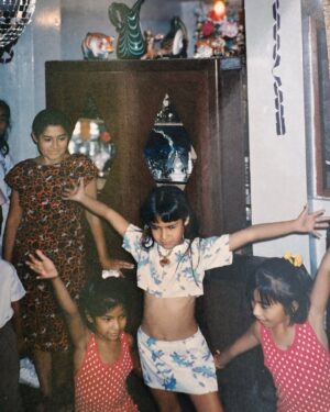 Mayella Lloclla Instagram - Cada cumpleaños 🎈 es un viaje en el tiempo, un álbum de recuerdos que me recuerda lo afortunada que soy. Desde las risas de mi infancia hasta las celebraciones de hoy, cada año es un regalo 🎁 . Agradezco a mi familia, mi roca y mi refugio, por cada abrazo y cada sonrisa. Agradezco la salud, el motor que me impulsa a vivir cada día con plenitud. Y a todas esas almas que se han cruzado en mi camino, gracias por las lecciones, por los momentos compartidos, por ser parte de mi historia.