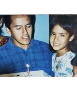 Mayella Lloclla Instagram - Cada cumpleaños 🎈 es un viaje en el tiempo, un álbum de recuerdos que me recuerda lo afortunada que soy. Desde las risas de mi infancia hasta las celebraciones de hoy, cada año es un regalo 🎁 . Agradezco a mi familia, mi roca y mi refugio, por cada abrazo y cada sonrisa. Agradezco la salud, el motor que me impulsa a vivir cada día con plenitud. Y a todas esas almas que se han cruzado en mi camino, gracias por las lecciones, por los momentos compartidos, por ser parte de mi historia.