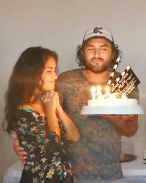 Mayella Lloclla Instagram - Cada cumpleaños 🎈 es un viaje en el tiempo, un álbum de recuerdos que me recuerda lo afortunada que soy. Desde las risas de mi infancia hasta las celebraciones de hoy, cada año es un regalo 🎁 . Agradezco a mi familia, mi roca y mi refugio, por cada abrazo y cada sonrisa. Agradezco la salud, el motor que me impulsa a vivir cada día con plenitud. Y a todas esas almas que se han cruzado en mi camino, gracias por las lecciones, por los momentos compartidos, por ser parte de mi historia.
