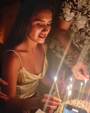 Mayella Lloclla Instagram - Cada cumpleaños 🎈 es un viaje en el tiempo, un álbum de recuerdos que me recuerda lo afortunada que soy. Desde las risas de mi infancia hasta las celebraciones de hoy, cada año es un regalo 🎁 . Agradezco a mi familia, mi roca y mi refugio, por cada abrazo y cada sonrisa. Agradezco la salud, el motor que me impulsa a vivir cada día con plenitud. Y a todas esas almas que se han cruzado en mi camino, gracias por las lecciones, por los momentos compartidos, por ser parte de mi historia.