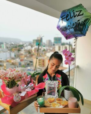 Mayella Lloclla Instagram - Cada cumpleaños 🎈 es un viaje en el tiempo, un álbum de recuerdos que me recuerda lo afortunada que soy. Desde las risas de mi infancia hasta las celebraciones de hoy, cada año es un regalo 🎁 . Agradezco a mi familia, mi roca y mi refugio, por cada abrazo y cada sonrisa. Agradezco la salud, el motor que me impulsa a vivir cada día con plenitud. Y a todas esas almas que se han cruzado en mi camino, gracias por las lecciones, por los momentos compartidos, por ser parte de mi historia.